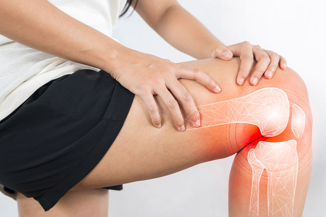 A woman grimacing while holding her knee, accompanied by a resource on safely using shockwave therapy for sports recovery.
